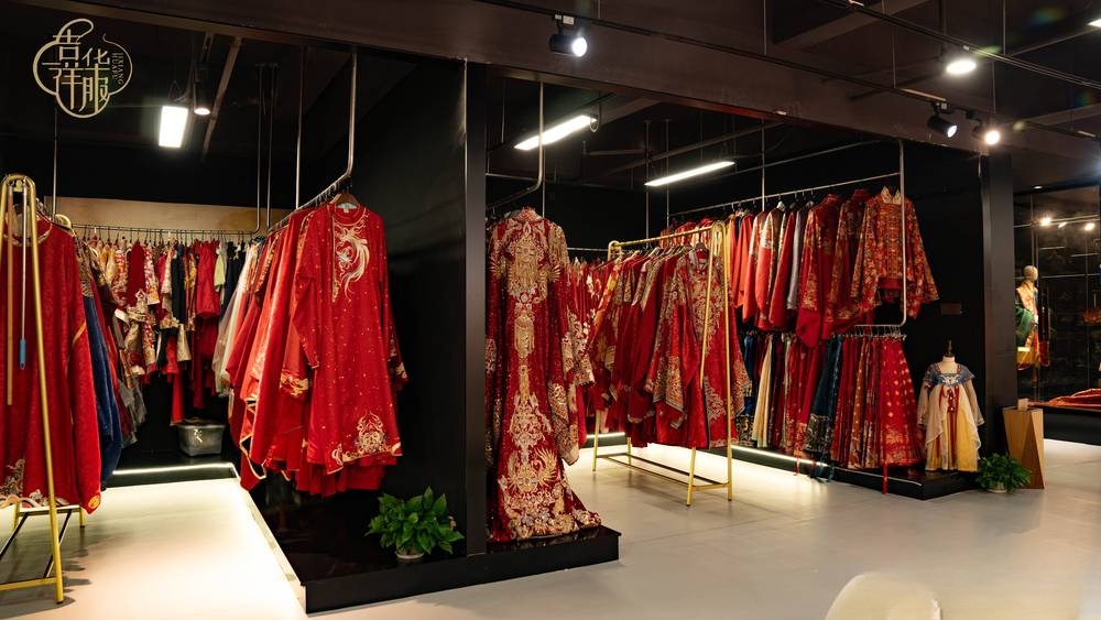 深圳吉祥华服汉服婚服库存实拍：门店礼服区，上百款正版汉服婚服