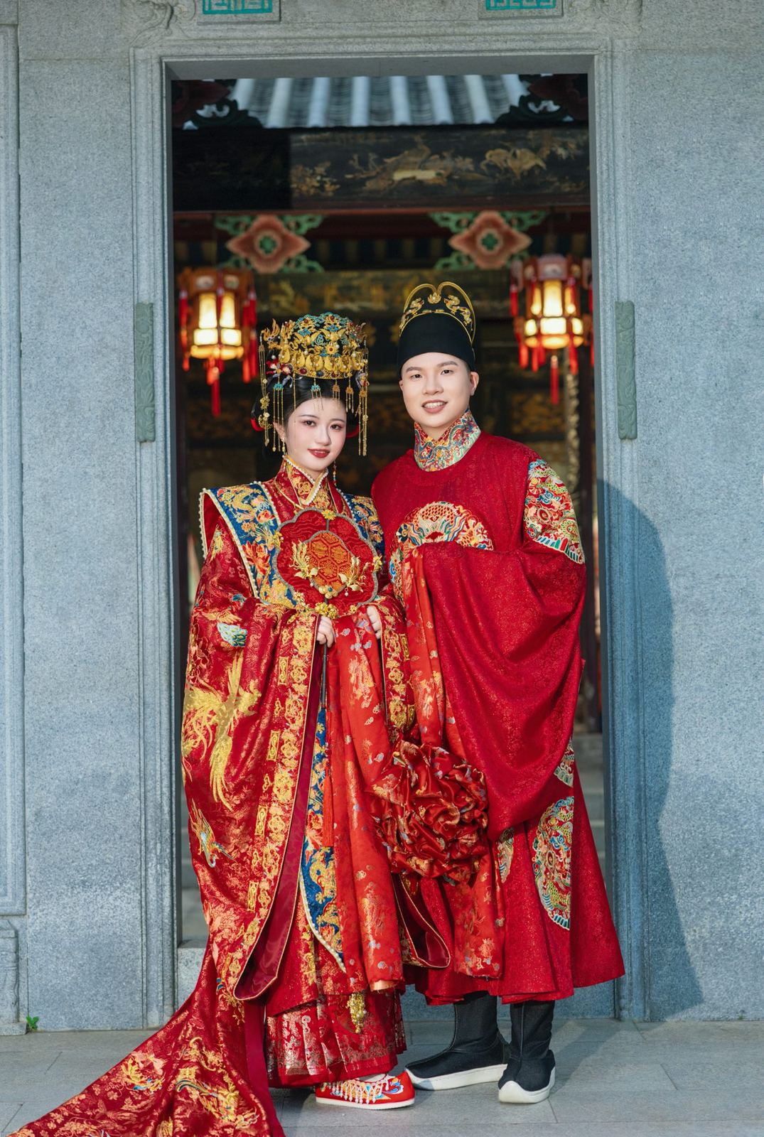 深圳吉祥华服汉服婚礼客片：红金秀禾与凤冠霞帔新人，古建门前