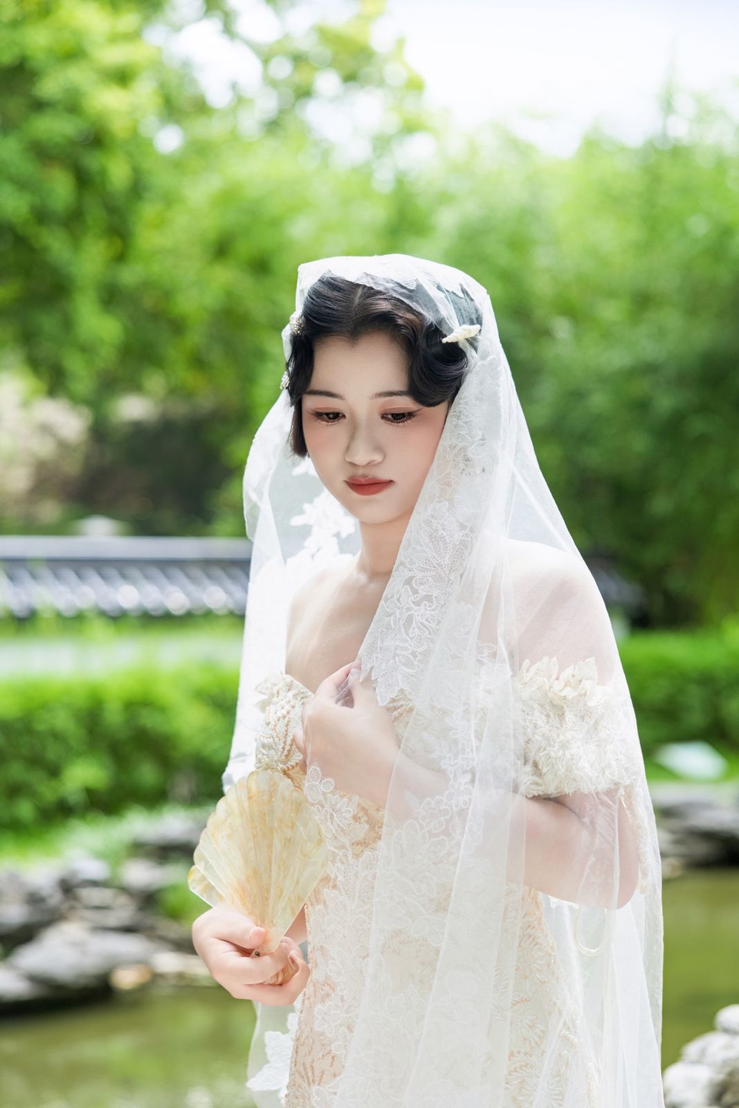 深圳吉祥华服民国风婚纱照客片：手推波纹新娘，户外中式园林