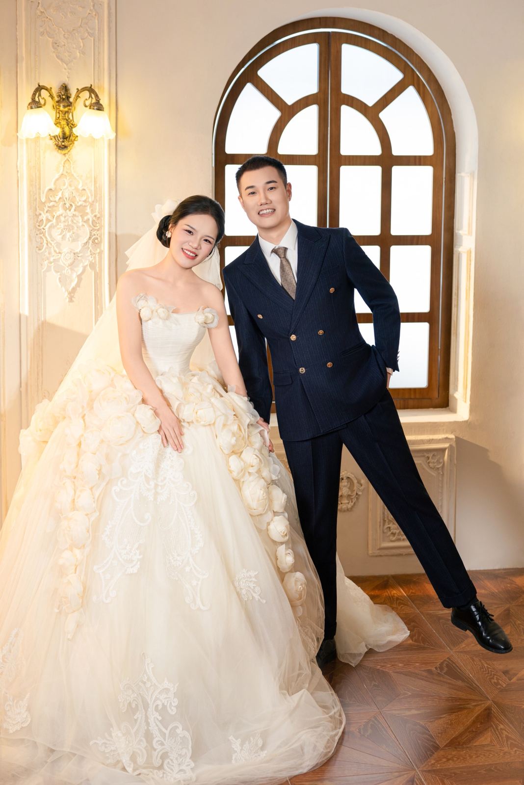 深圳吉祥华服西式婚纱照客片：白纱新人全身，欧式影棚