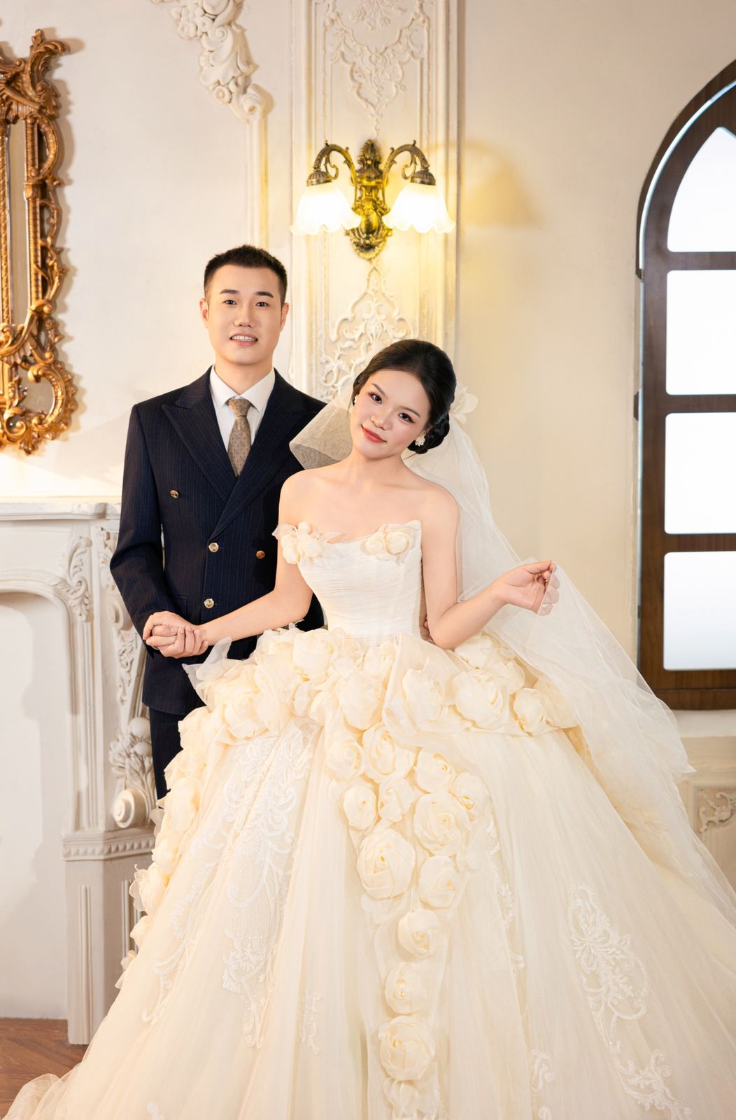 深圳吉祥华服西式婚纱照客片：白纱新人，欧式影棚