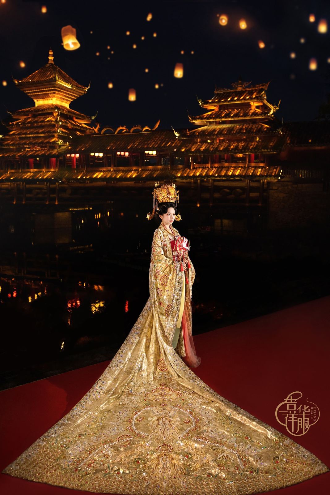 深圳吉祥华服中式婚礼客片：金色凤冠霞帔新娘，夜景古建与孔明灯