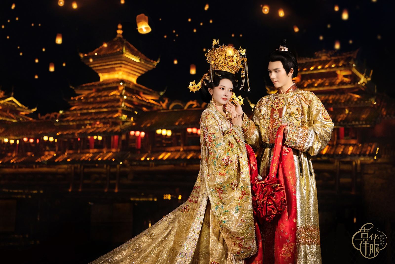 深圳吉祥华服中式婚礼客片：金色凤冠霞帔新人，夜景古建全景