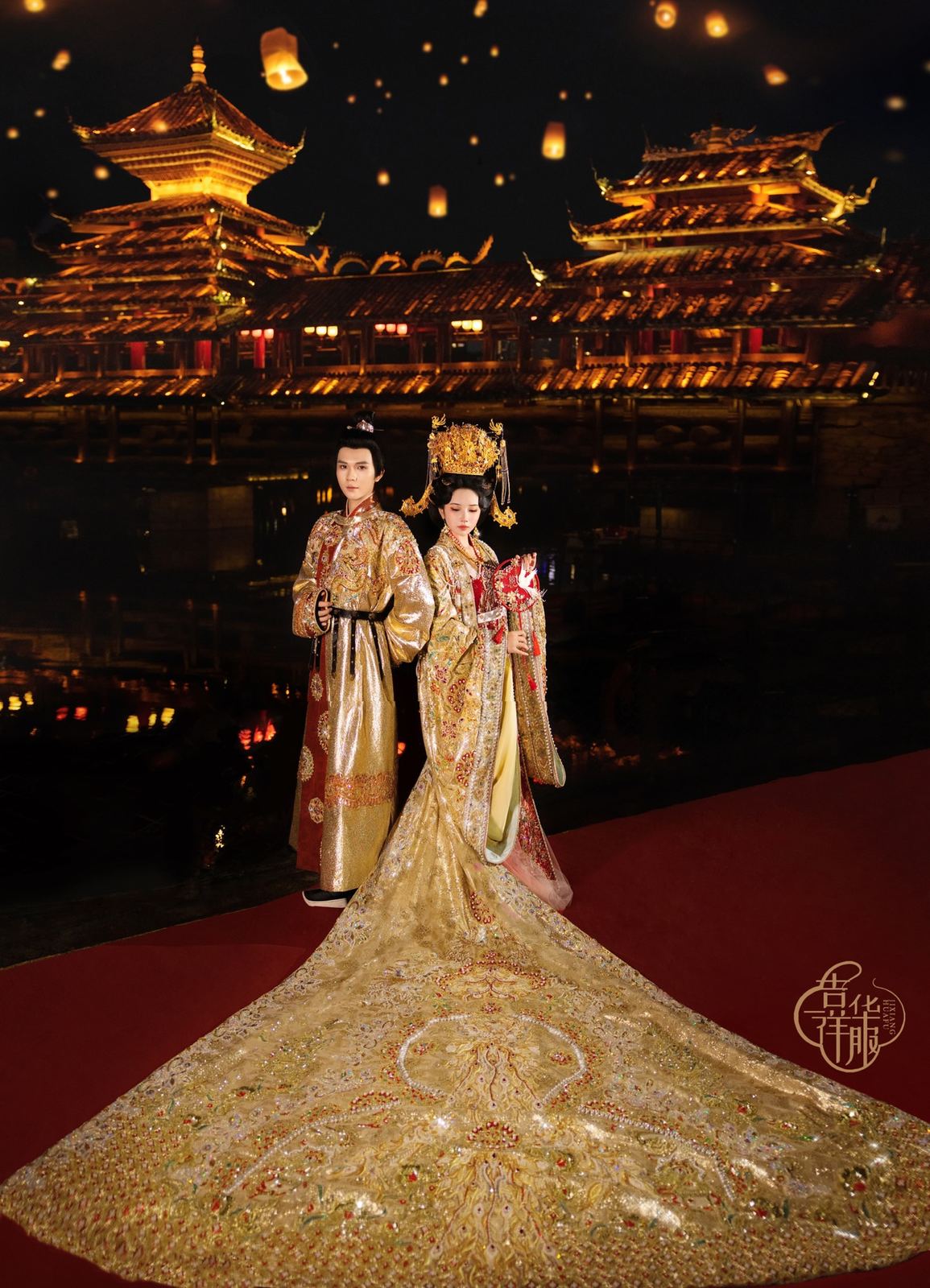 深圳吉祥华服中式婚礼客片：金色凤冠霞帔新人，夜景灯楼红毯